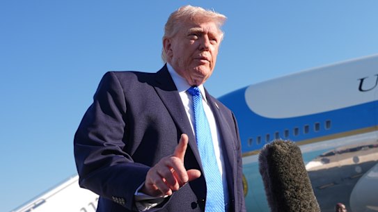 O presidente dos EUA, Donald Trump, fala aos repórteres em Palm Beach na segunda-feira.