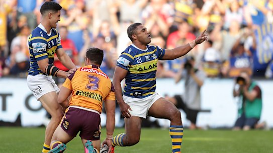 Michael Jennings celebrates in last year's routing of the Broncos.