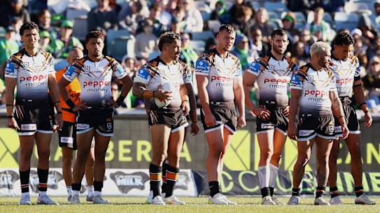 Tigers players await try conversion