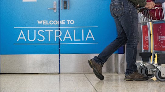 Travellers returning from Bali are being asked to declare any contact with farm animals after an outbreak of foot and mouth disease, which people can carry on their shoes or clothes.