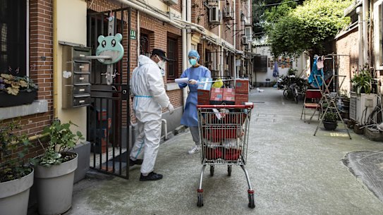 Volunteers transport food supplies delivered by the government in Shanghai at the weekend.