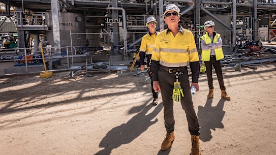 Albemarle chief executive Kent Masters (centre) at the Kemerton  plant.
