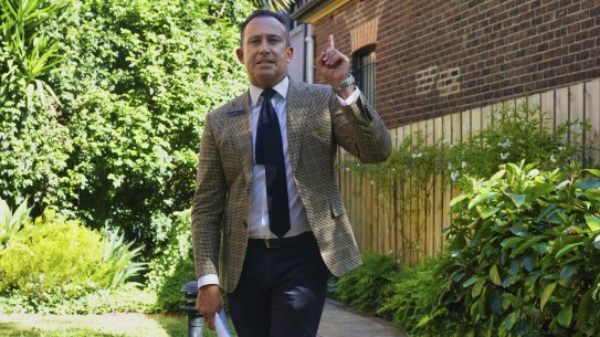 Biggin & Scott auctioneer Simon Dale began with a vendor bid.