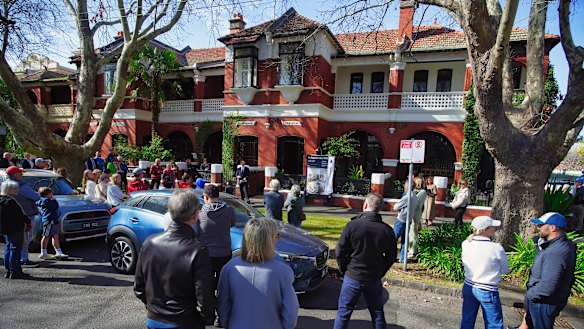 Oliver Bruce auctions the Mary Street home.