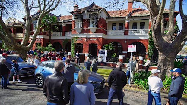 Oliver Bruce auctions the Mary Street home.