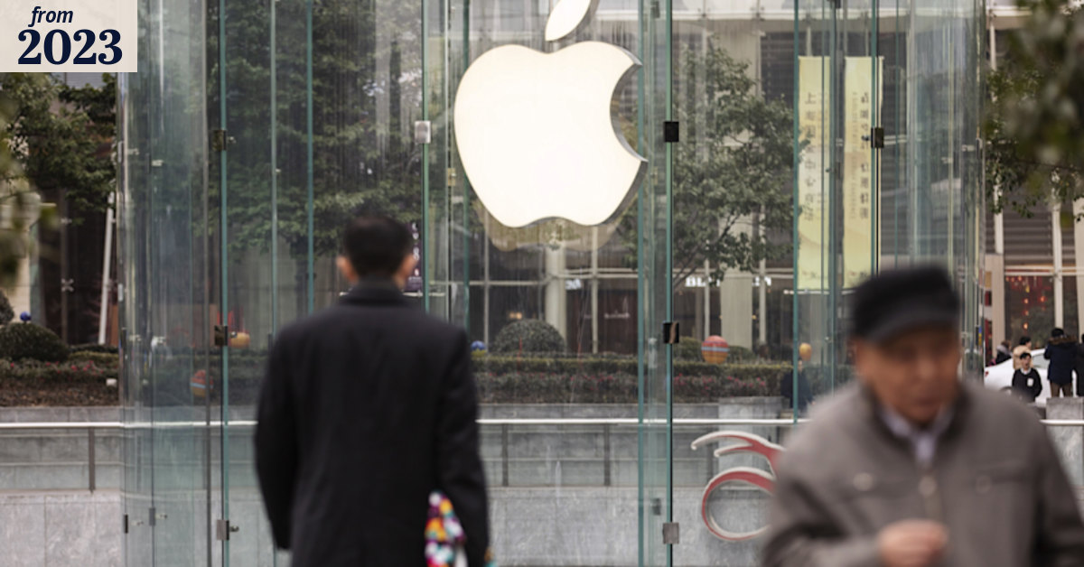 Apple: China bans government officials from using iPhones at work