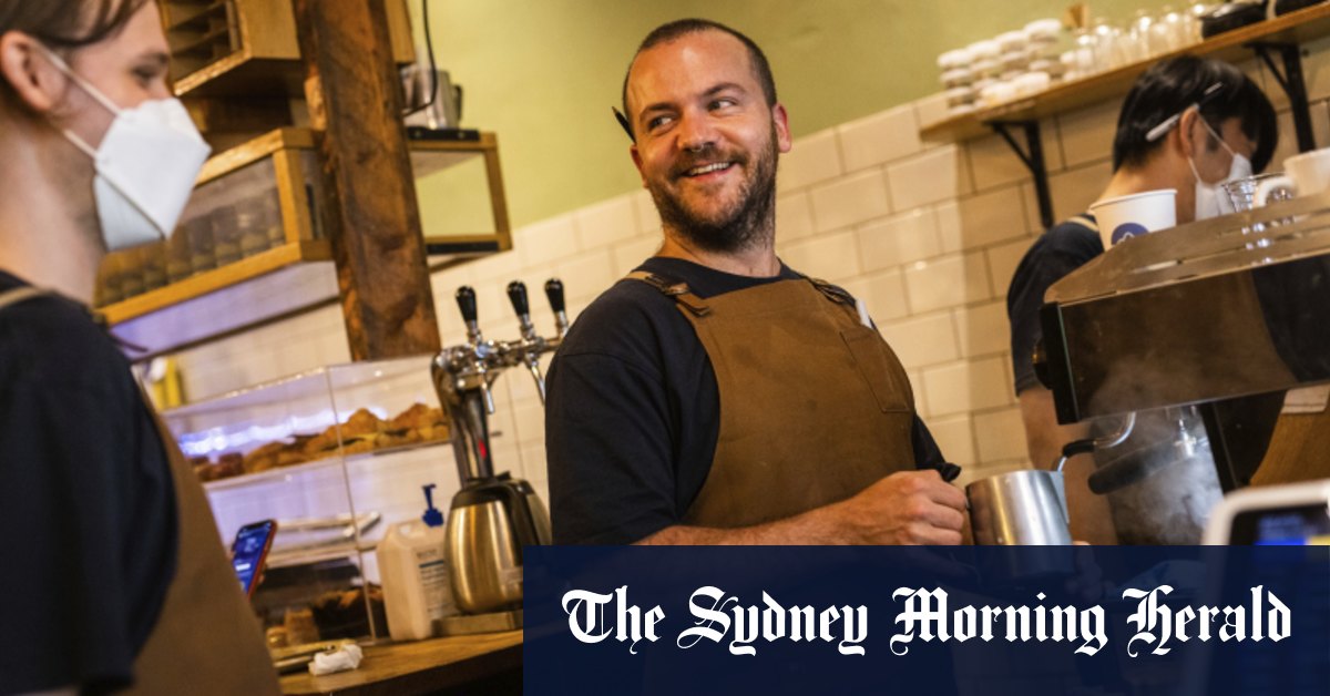 Los baristas esperan mientras los trabajadores de oficina de Melbourne se retiran