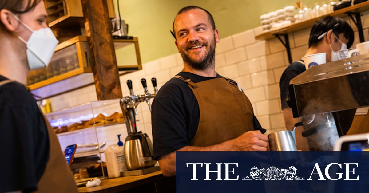Los baristas esperan mientras los trabajadores de oficina de Melbourne se retiran