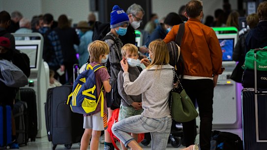 The federal government wants to see internal border closures dumped at 80 per cent fully vaccinated, so families can reunite over the holidays.