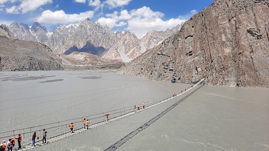 Ponte Suspensa Hussaini, uma ponte de corda precária de 193 metros de comprimento que atravessa o rio Hunza e que parece perigosa, mas é usada diariamente pelos moradores locais.