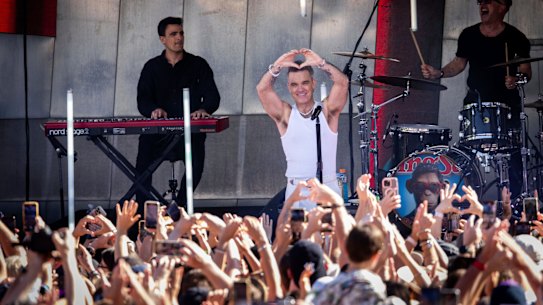 Robbie Williams shows his appreciation to the crowd at the free surprise concert in Federation Square where he received the key to Melbourne.