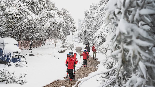 The cold snap crossing the country added 26cms to the storm total at Mount Buller as of Sunday morning. 