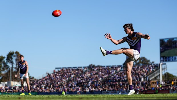 Jye Amiss of the Dockers kicks the ball.
