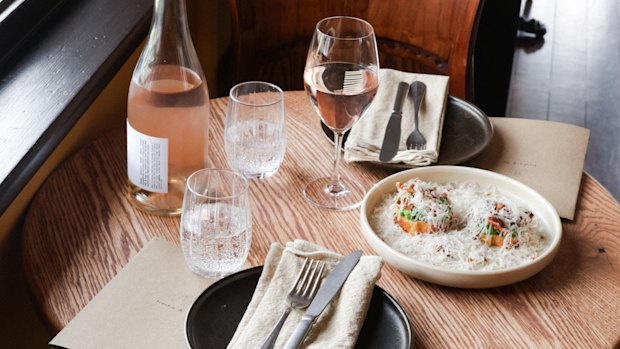 Frankie & Mo serve natural wines and snacks.