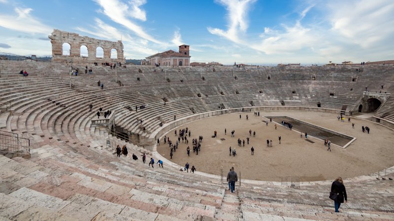 Verona, bolj kot po Romeu in Juliji, slovi po svoji 2000 let stari areni