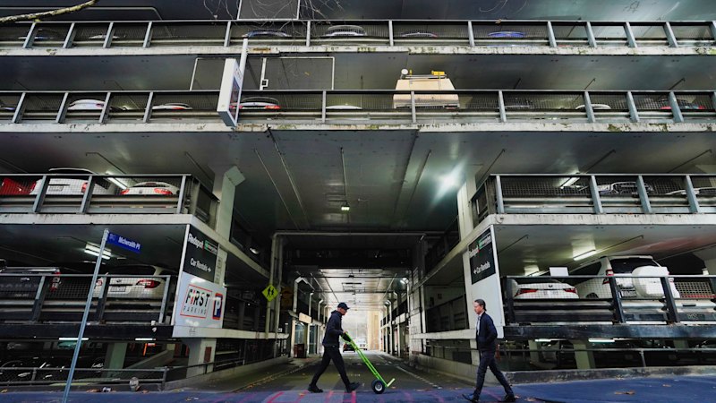 Zaradi takse na parkiranje bodo vozniki plačevali pešpoti in kolesarske steze