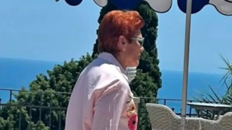 Hanson has a support base. But could it slip on a Sicilian pool deck?