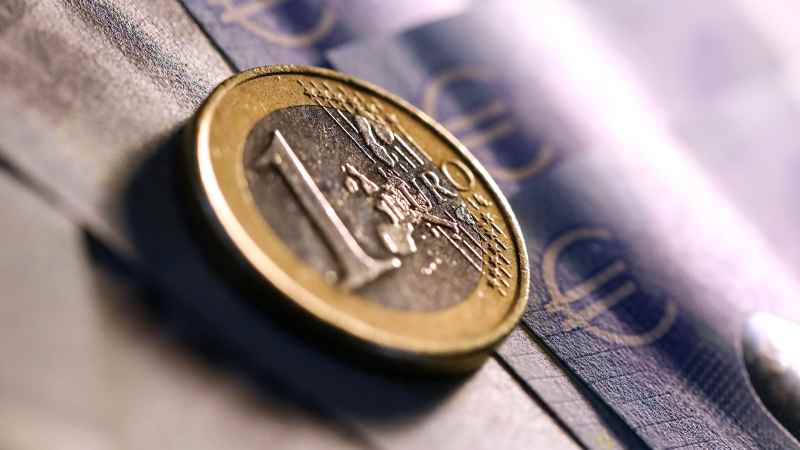 Euro Climbs As Ecb Leaves Fx Watchers Split On Outlook - 