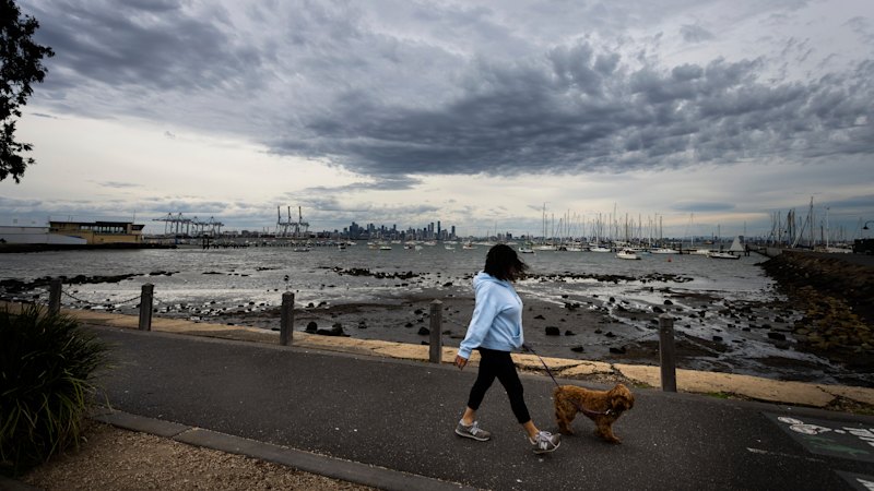 Melbourne weather LIVE: SES and BoM issue warnings for strong winds likely to cause damage across Victoria