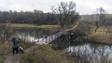 A footbridge crossing the Kalmius River in the town of Hranitne. It’s the access point for shopping for about 100 people living in the nearby buffer zone.