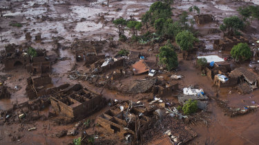 El colapso de la presa Fundao en 2015 mat&oacute; a 19 personas y derram&oacute; aproximadamente 40 millones de metros c&uacute;bicos de desechos mineros en las comunidades.