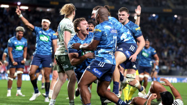 Blake Gibson begins the celebrations after crossing for the match- and title-winning try.