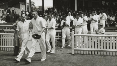Alan Davidson and Neil Harvey lead the Australian team onto the SCG for the fifth Test of the 1962-63 Ashes series, their final Tests.