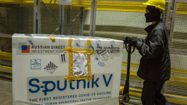 Рабочий на тачке несет корзину с вакциной Sputnik v. Govt-19 на холодном складе в Карачи, Пакистан.