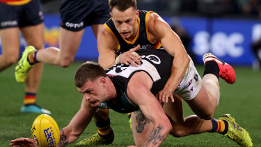 Tom Doedee tackles Peter Ladhams.