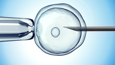 A US couple is suing a New York fertility clinic after discovering they were not the biological parents of their child.