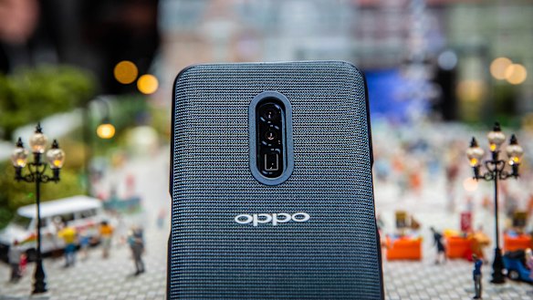 An Oppo prototype device fitted with the triple lens 10x zoom camera.