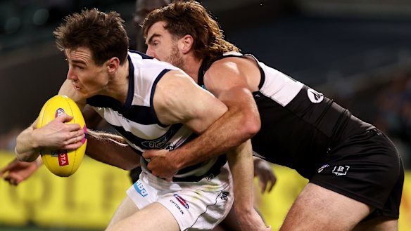 Cats key forward Jeremy Cameron is tackled by Scott Lycett during the qualifying final at Adelaide Oval.