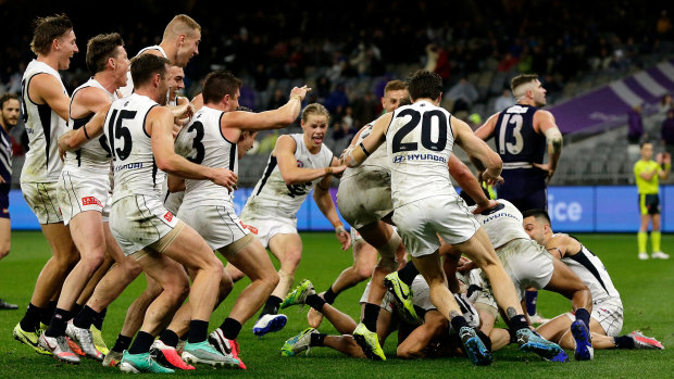 Carlton players rush Jack Newnes after his goal. 