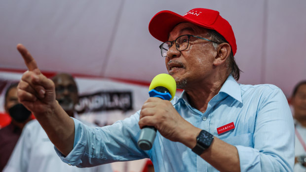 Muhalefet lideri Enver İbrahim, bu hafta Selangor, Shah Alam'da bir mitingin önünde duruyor.