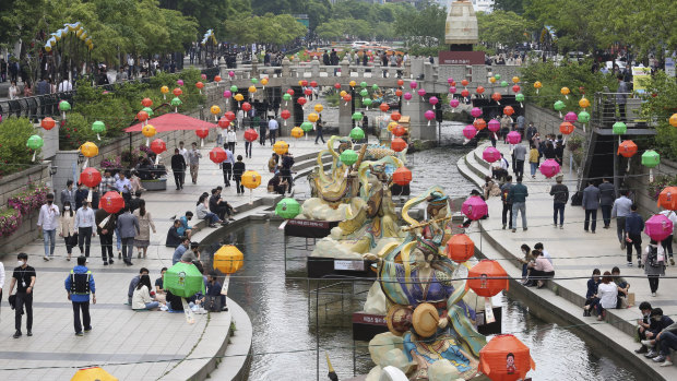 South Koreans are increasingly dining out and enjoying nighttime strolls in public parks.