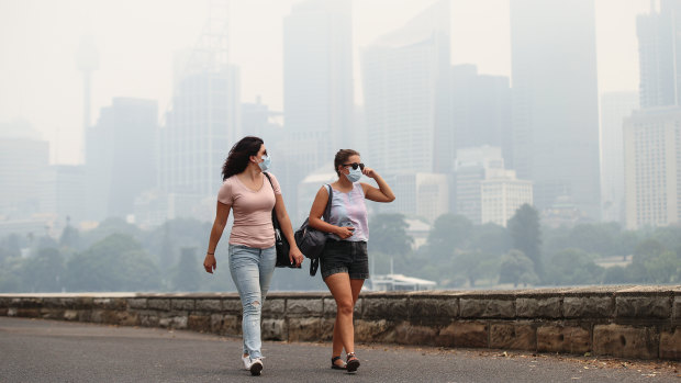 Asthma Australia has called for real-time reporting of small particle pollution.