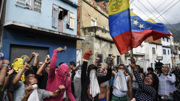 A number of rebel national guardsmen were detained in Caracas on Monday after stealing weapons, prompting spontaneous protests in support of the officers in a working class neighbourhood of the Venezuelan capital. 