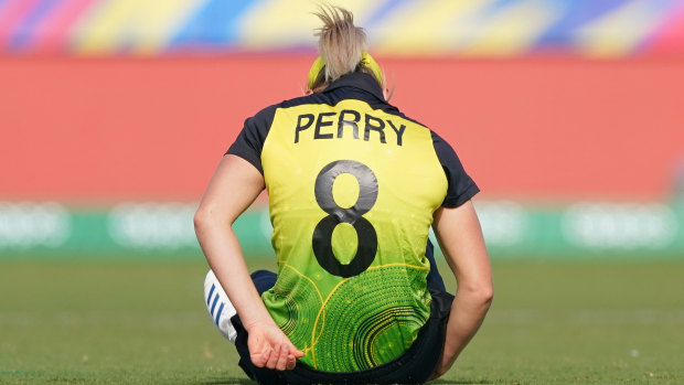 Perry clutches her hamstring. 