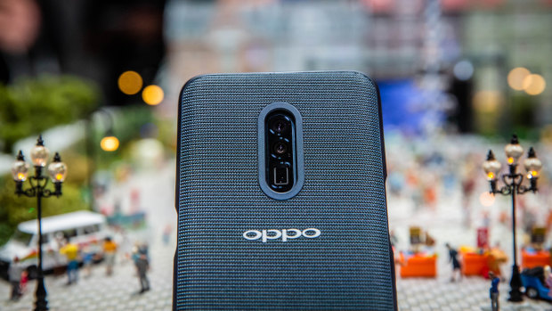 An Oppo prototype device fitted with the triple lens 10x zoom camera.