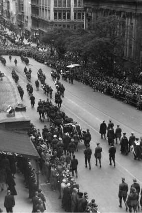 The funeral cortege travels down Collins Street on the way to Brighton Cemetery.