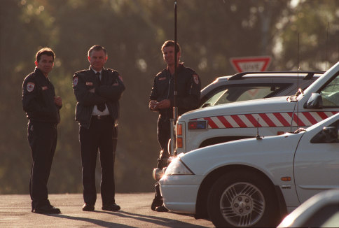 Emergency services at the Kangaroo Flat siege in 1999.
