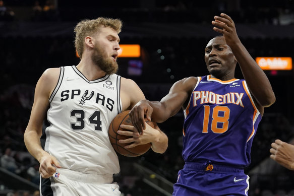 Spurs’ Jock Landale in action against the Phoenix Suns.