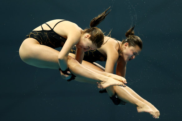 Australian divers Charli Petrov and Melissa Wu.