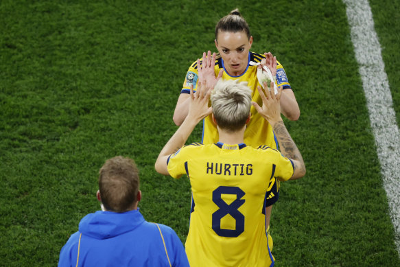 Lina Hurtig comes on for Kosovare Asllani. 