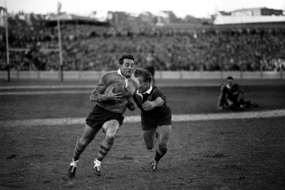 Sydney’s Noel Pidding leads the attack on May 17, 1952.