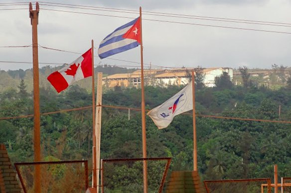 La bandiera canadese sventola accanto a quella cubana presso la Moa Joint Venture, una miniera di nichel nel sud-est di Cuba.