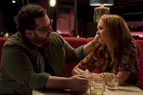 Gary (Josh Gad) and Mary (Isla Fisher) explore a blossoming romance in Wolf Like Me.