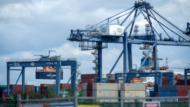 China dangles carrot over free trade deal
