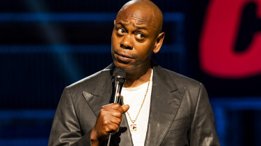 Komedian Dave Chappelle diserang di atas panggung di LA selama acara Netflix
