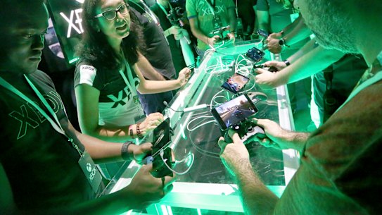 E3 attendees try out Microsoft's Project xCloud streaming service.